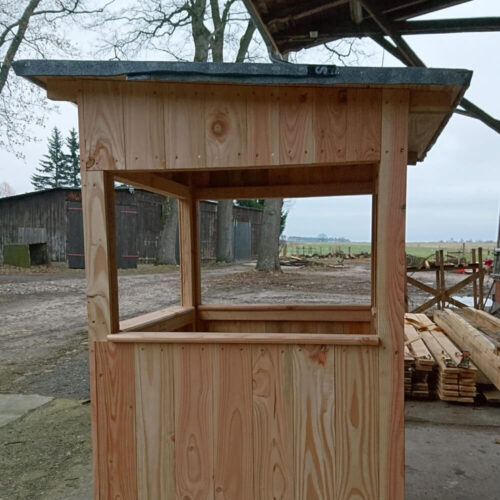 Offene Jagdkanzel Waidmann aus Holz auf einem ländlichen Grundstück bei bewölktem Himmel