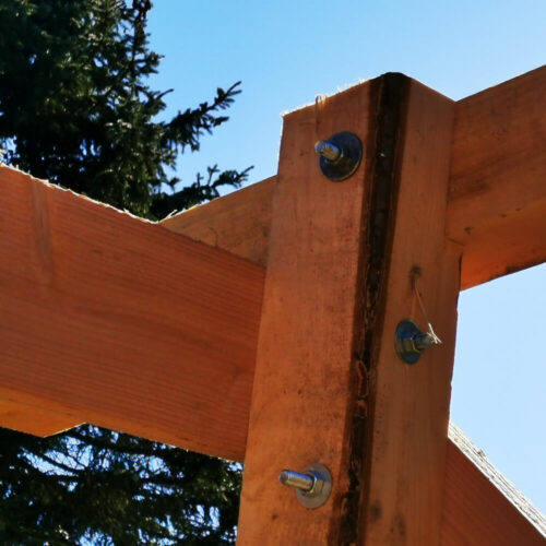 Detailansicht eines robusten Holzunterbaus für Jagdkanzeln mit Schrauben und Bolzen