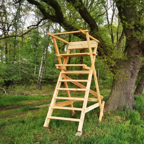 Holz Scherenleiter für die mobile Jagd im Wald mit grüner Umgebung