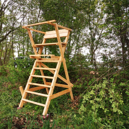Holz Scherenleiter für die mobile Jagd im Wald mit grüner Umgebung