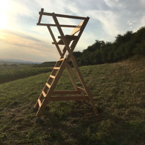 Scherenleiter für mobile Jagd auf Rothirsch in offener Landschaft bei Sonnenuntergang
