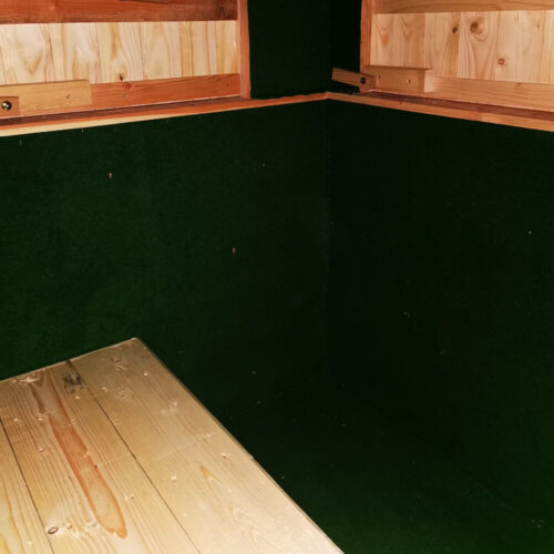 Innenansicht der Schlafkanzel Brandfuchs mit Holzverkleidung und Teppichboden