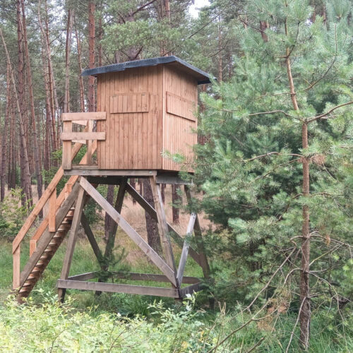 Robuste Schlafkanzel Brandfuchs im Wald, ideal für Jagd in kalten Jahreszeiten