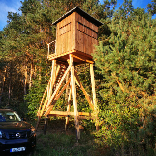 Robuste Schlafkanzel Brandfuchs im Wald für komfortable Jagd bei Kälte