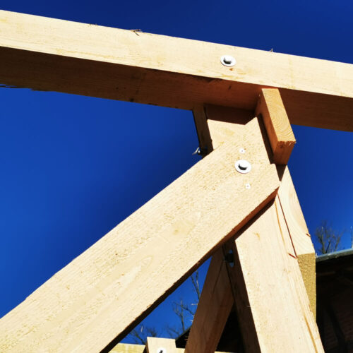 Holzunterbau für Jagdkanzeln mit stabiler Konstruktion und blauen Himmel