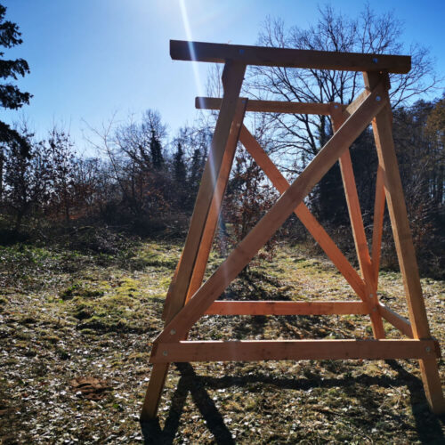 Holzunterbau für Jagdkanzeln im Wald mit Leiter und Handlauf bei Sonnenschein