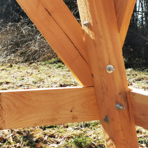 Holzstruktur des Unterbaus für Jagdkanzeln mit stabilen Metallverbindungen