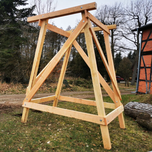 Holzunterbau für Jagdkanzeln mit Leiter und Handlauf im Freien aufgestellt